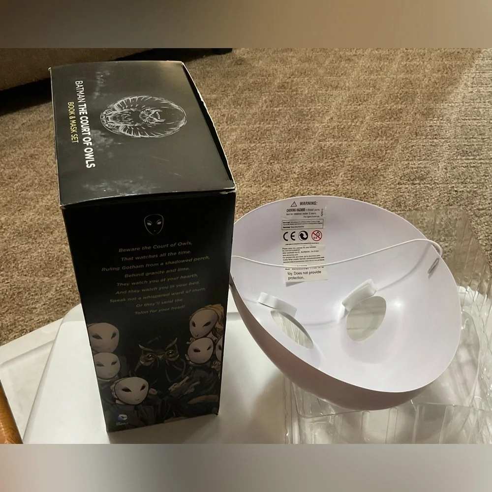 DC COMICS: WHITE PLASTIC BATMAN MASK IN BOX. BUT DOES NOT INCLUDE THE COMIC BOOK